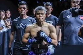 篮球湖人球员训练中展现惊人弹跳